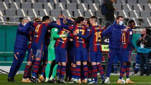 El FC Barcelona celebra la victoria en la semifinal de la Supercopa de España de fútbol entre la Real Sociedad y el FC Barcelona que se disputa en el Nuevo Arcángel, en Córdoba