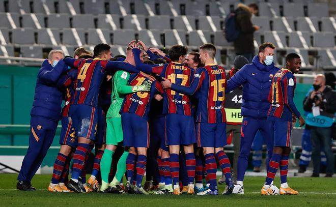 El FC Barcelona celebra la victoria en la semifinal de la Supercopa de España de fútbol entre la Real Sociedad y el FC Barcelona que se disputa en el Nuevo Arcángel, en Córdoba