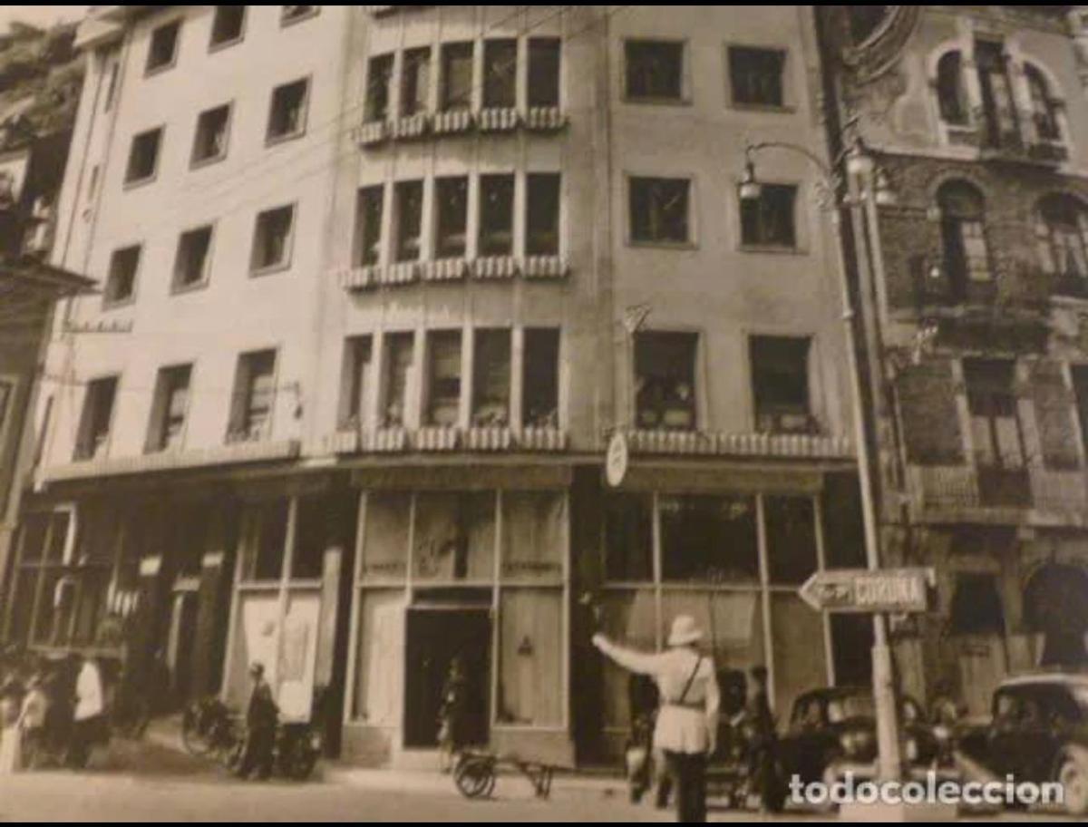 Un agente coordinando el tráfico en La Farola.