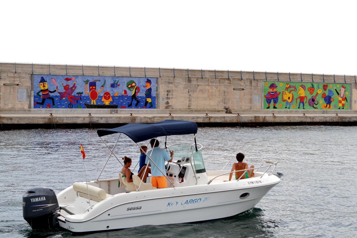 Das zu diesem Zeitpunkt noch unvollendete Wandgemälde von Gustavo an der Hafenmauer von Cala Ratjada.
