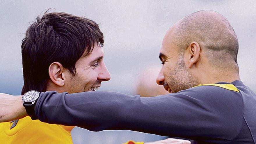 Messi y Guardiola se saludan durante su etapa en el Barcelona.