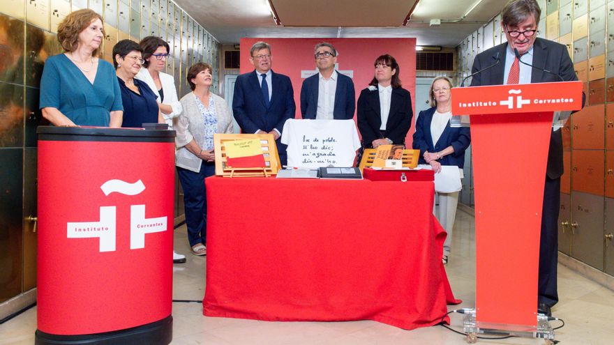 Ximo Puig promueve una ‘Festa Estellés’ en París frente al vacío del Consell
