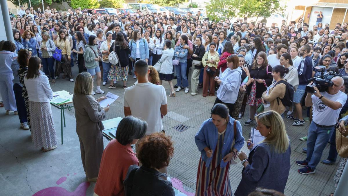 Aspirantes en las últimas oposiciones de Educación de la Xunta, en el IES Lamas de Abade de Santiago.