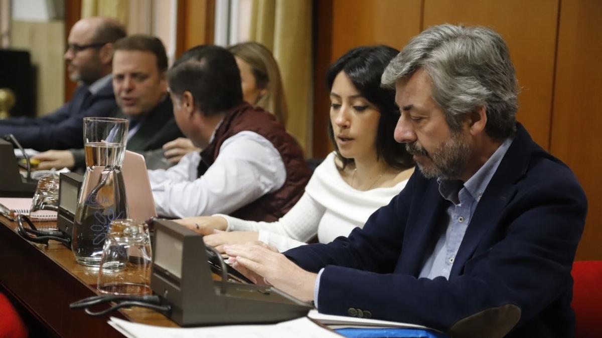 Los concejales Cintia Bustos y Miguel Ángel Torrico en la bancada del grupo municipal del PP, durante el Pleno de este jueves.