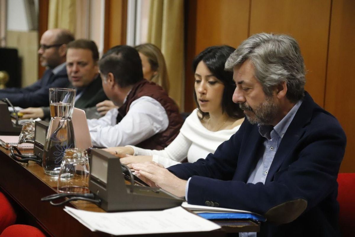 Los concejales Cintia Bustos y Miguel Ángel Torrico en la bancada del grupo municipal del PP, durante el Pleno de este jueves.