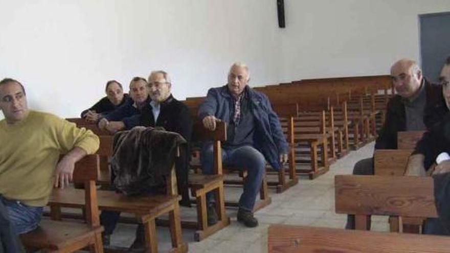 Miembros de la comunidad de regantes Virgen del Aviso durante la asamblea celebrada ayer.