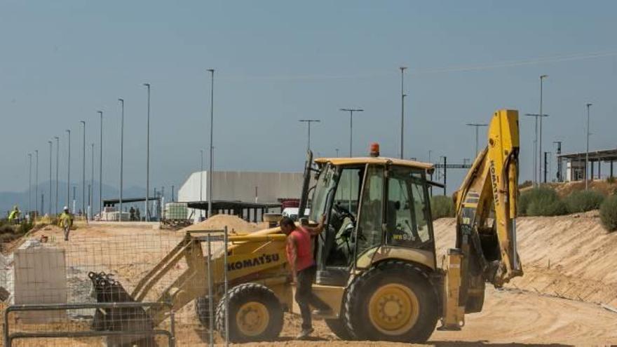 Fomento intensifica las obras del AVE en Elche y empieza a urbanizar los viales de acceso a la estación