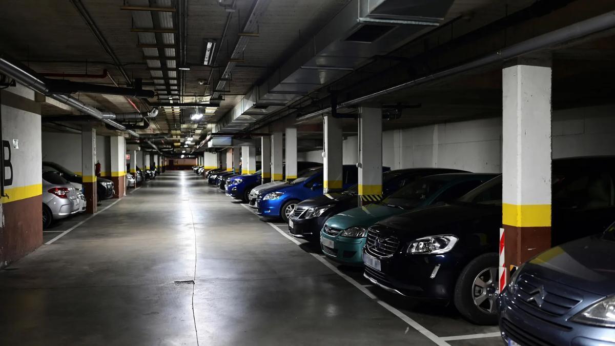 Un párquing comunitario.