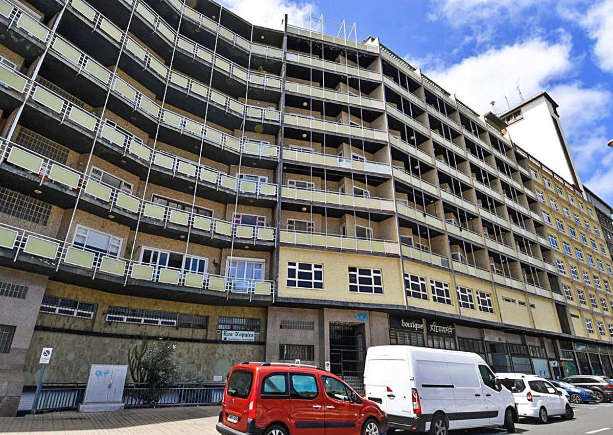 Detalle del edificio en donde se ve cómo imita el contorno de un barco. | | JUAN CASTRO