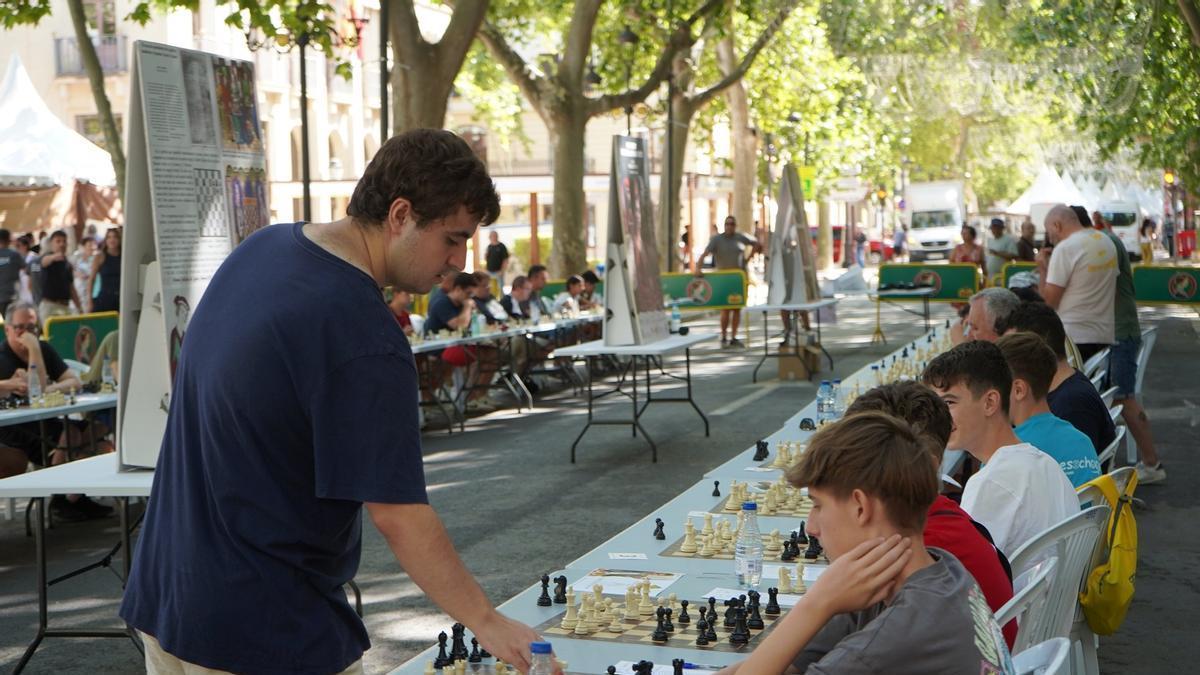 El campeón de España de ajedrez rápido y blitz se enfrentó a 48 ajedrecistas en la III Gran Simultánea organizada por el Club Escacs Xàtiva