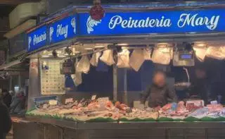 Els botiguers acusen una peixateria de Collblanc d’"okupa"