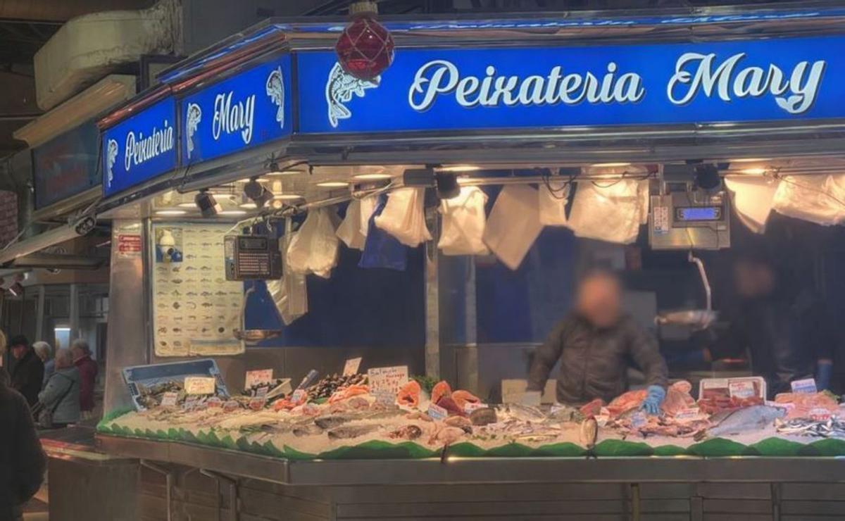 Els botiguers acusen una peixateria de Collblanc d’"okupa"
