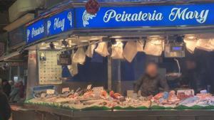 Els botiguers acusen una peixateria de Collblanc d’"okupa"