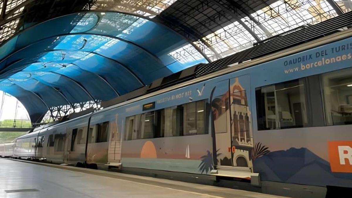 El primer tren turístico del proyecto 'Barcelona és molt més', este sábado en la estación de França.