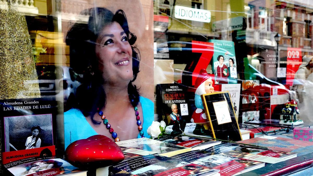 Escaparate lleno de libros de Almudena Grandes en la librería Gaztambide de Madrid.