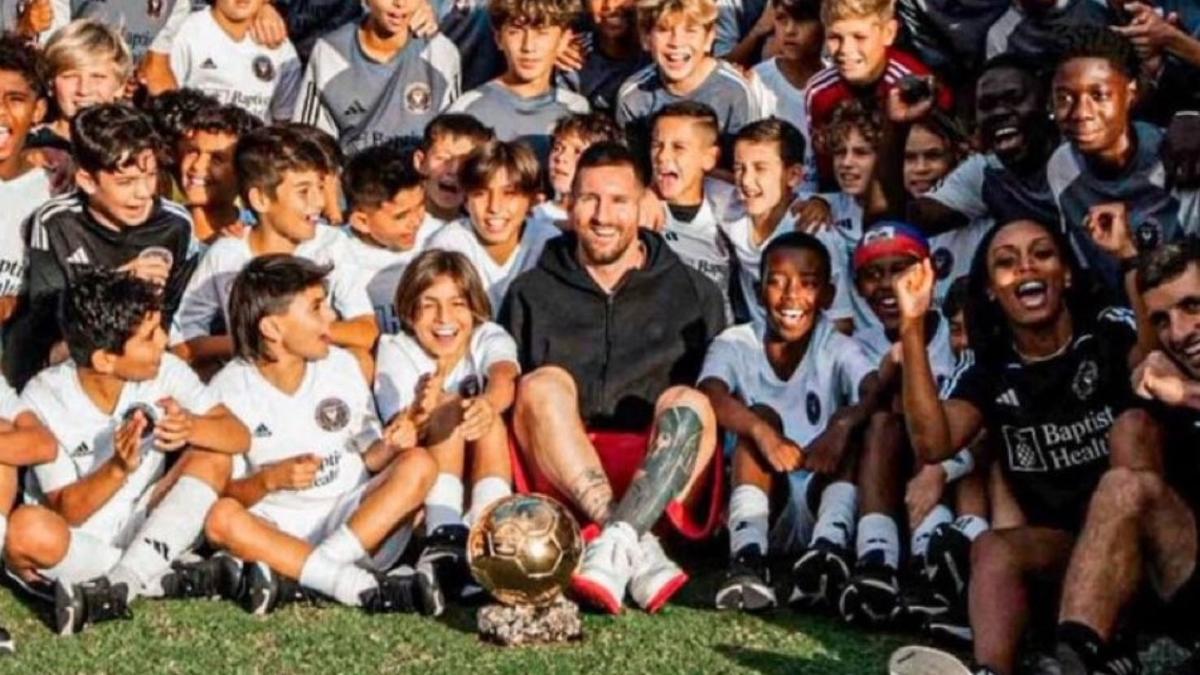 Messi y su Balón de oro junto a los jóvenes de la Academia del Inter Miami