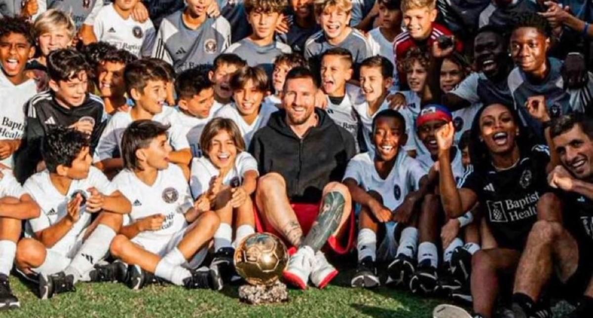 Messi y su Balón de oro junto a los jóvenes de la Academia del Inter Miami