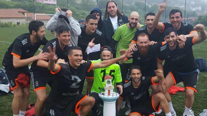 El equipo vencedor del Mundialito de Bueu festeja su triunfo.