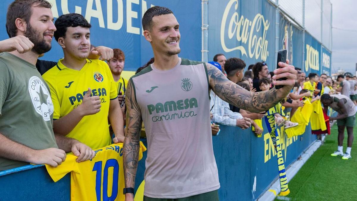 Rafa Marín se fotografía con seguidores groguets