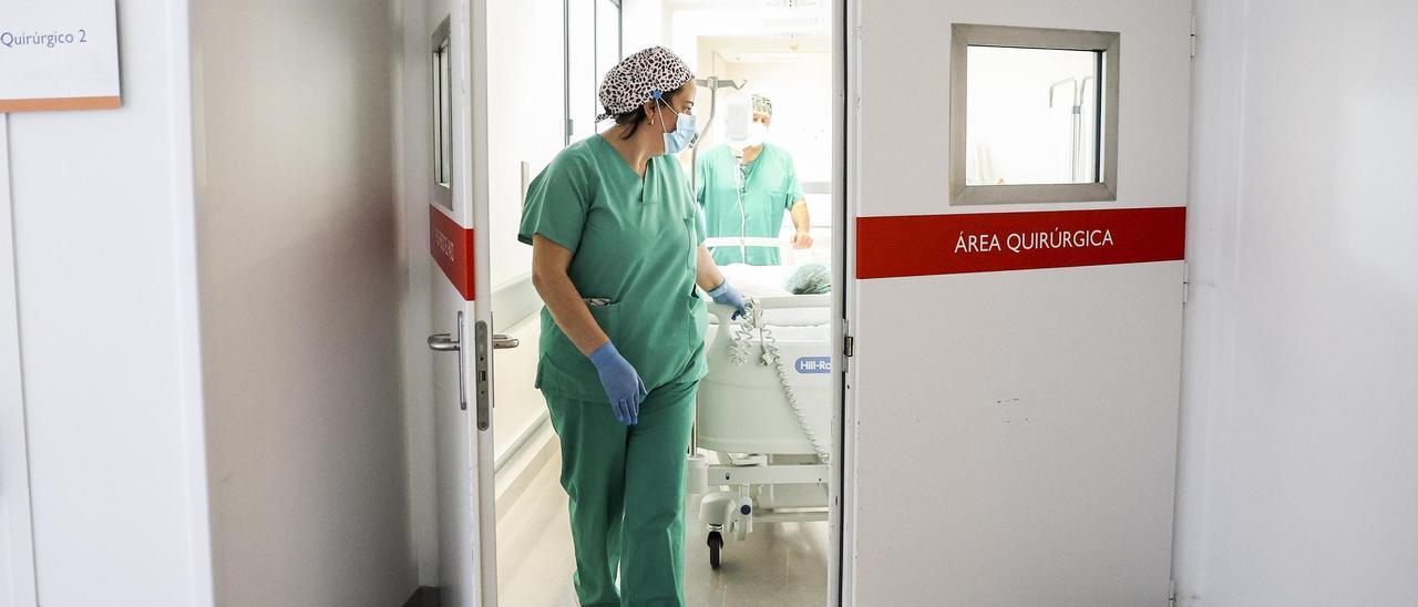 Dos celadores trasladan a un paciente en el HUCA.