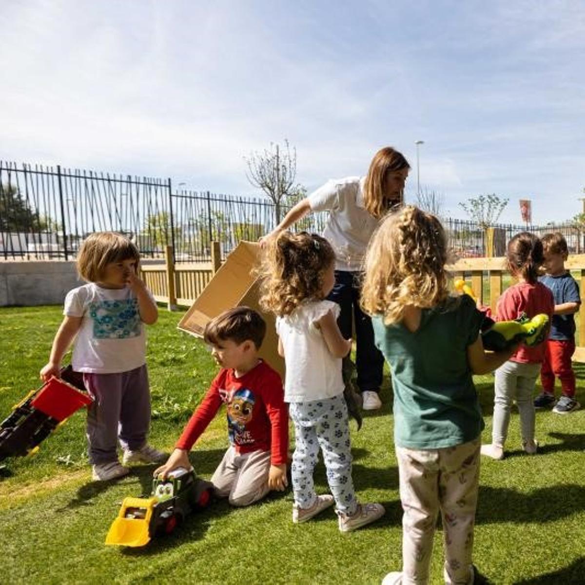Unos niños juegan en la Escuela Municipal Infantil Parque Venecia, la última inaugurada de la red municipal.