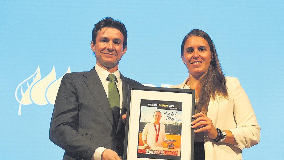Iban Molina (Iberdrola) con Anabel Medina en los premios SUPER