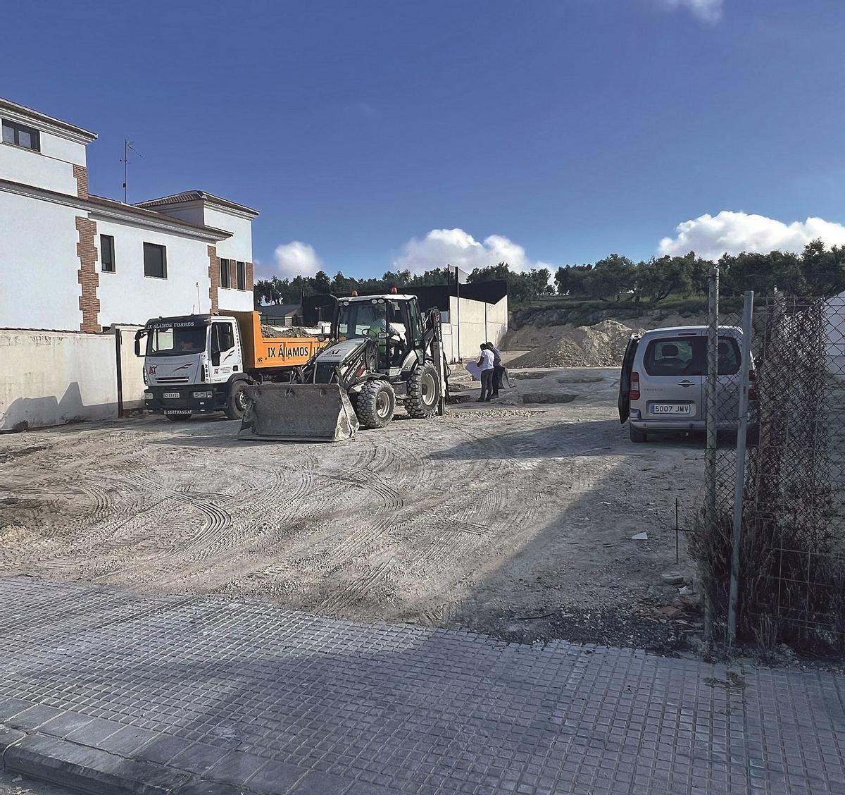 Preparación de un solar en el que está previsto edificar viviendas en Lucena.