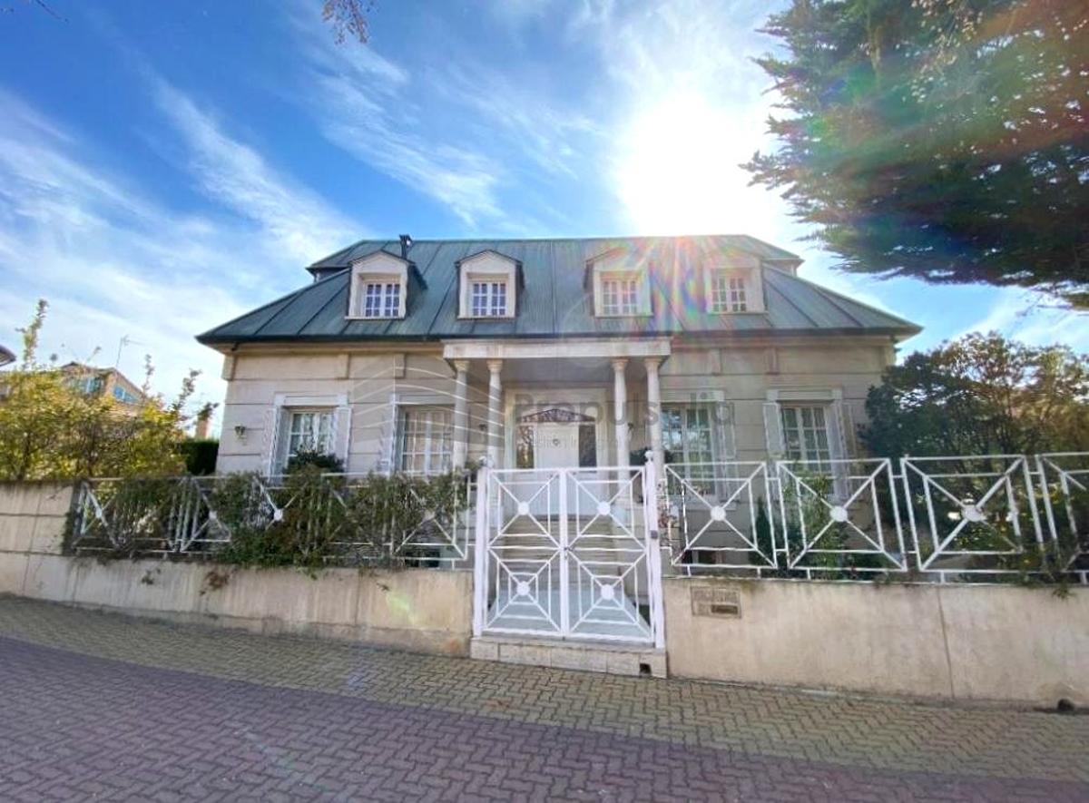 Casa con piscina en Montecanal