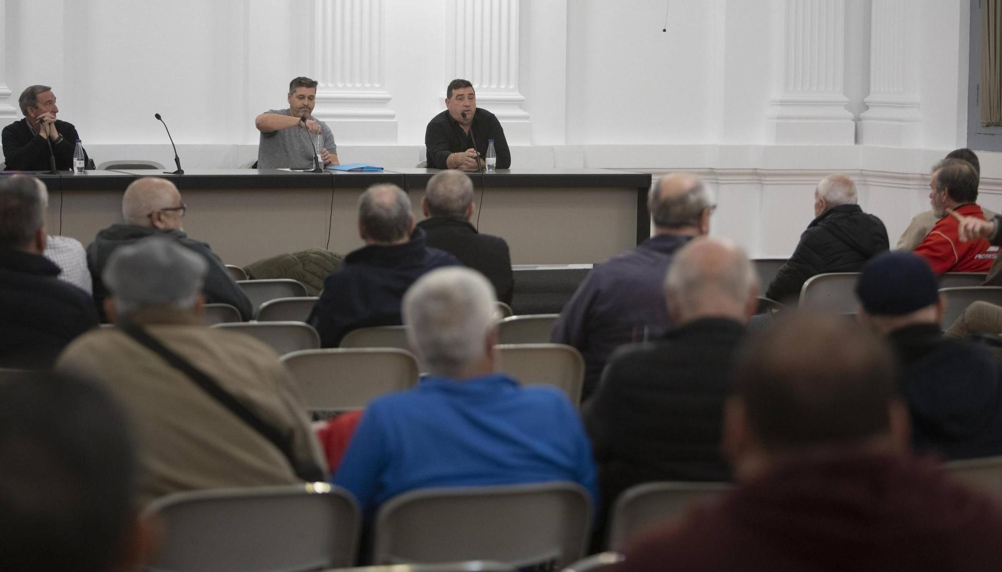 Así fue la tensa asamblea del Olímpic de Xàtiva en la que los socios toman las riendas