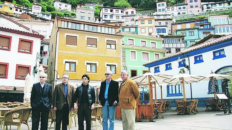 Del Busto (izquierda) y miembros de «Los Gavilanes», ayer, en Cudillero.