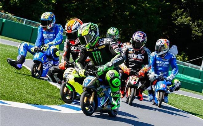 Varios pilotos han participado en una carrera de mini motos en un acto previo al inicio del Gran Premio de Japón