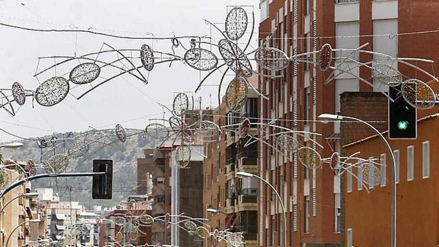 Guirnaldas instaladas por el distrito de Altozano para las próximas fiestas.