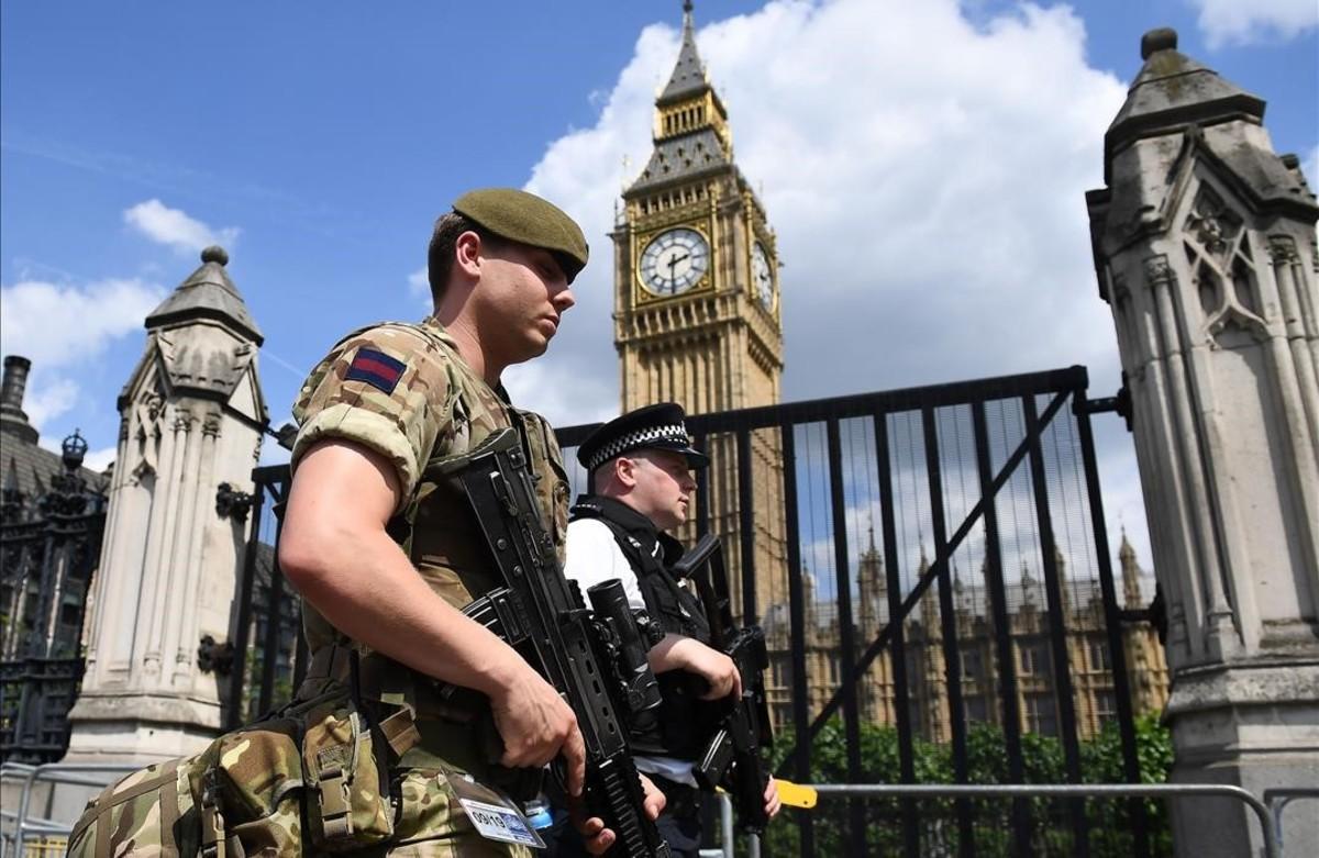 lpedragosa38588932 topshot   a british army soldier patrols with an armed polic170524213727