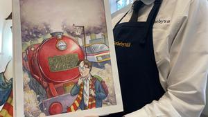 Un empleado de Sothebys muestra la primera portada original de Harry Potter y la piedra filosofal, elaborada en 1997 por el artista británico Thomas Taylor