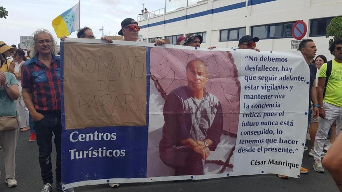 Pancarta de los trabajadores de los Centros Turísticos del Cabildo de Lanzarote alusiva a César Manrique en la manifestación del 20A 'Canarias tiene un límite'