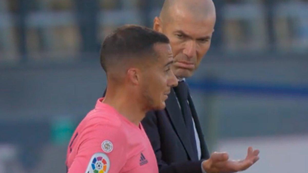Zidane conversa con Lucas Vázquez antes de que empezara el partido
