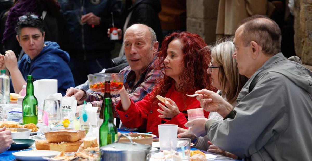 Agustín Medina y Ana Solís, con miembros de IU.