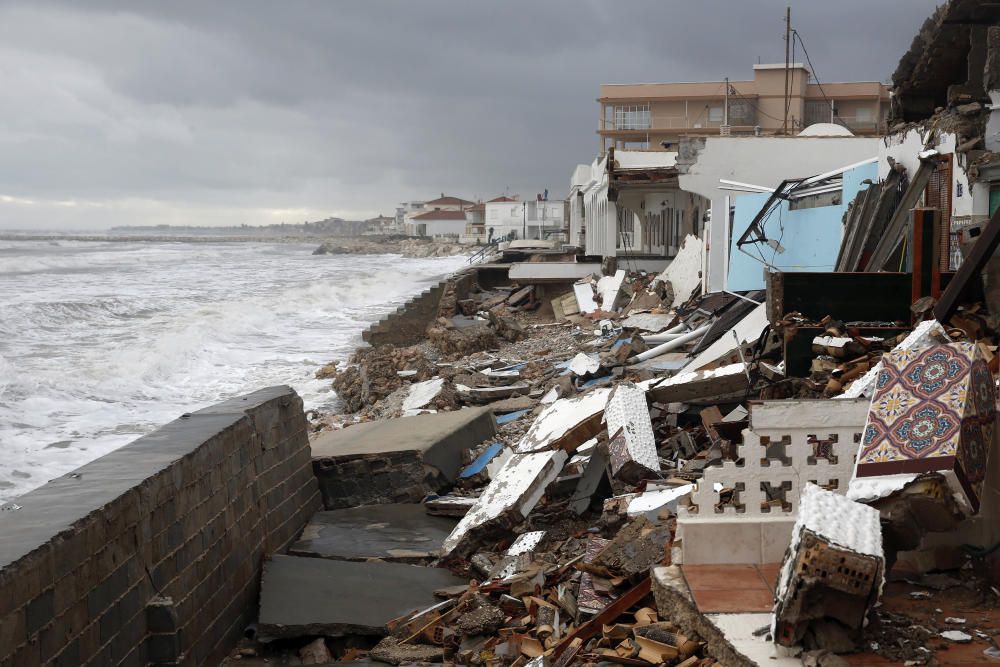 Destrozos en la terraza de una casa en la playa de Les Marines de Dénia.