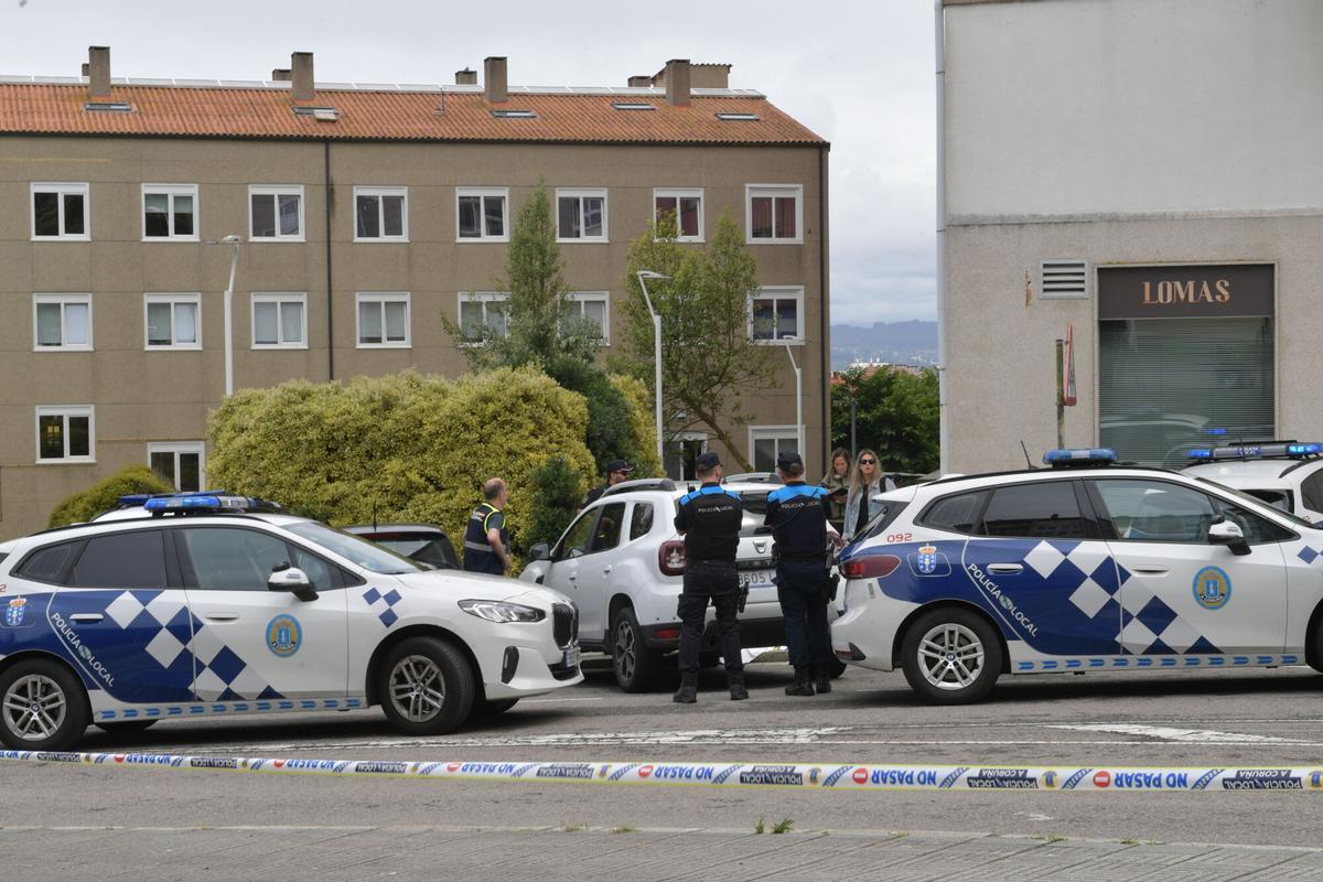 Policías nacionales y locales en la zona de Os Rosales, en A Coruña, donde un hombre ha sido apuñalado mortalmente en el cuello. Policías nacionales y locales en la zona de Os Rosales, en A Coruña, donde un hombre ha sido apuñalado mortalmente en el cuello.
