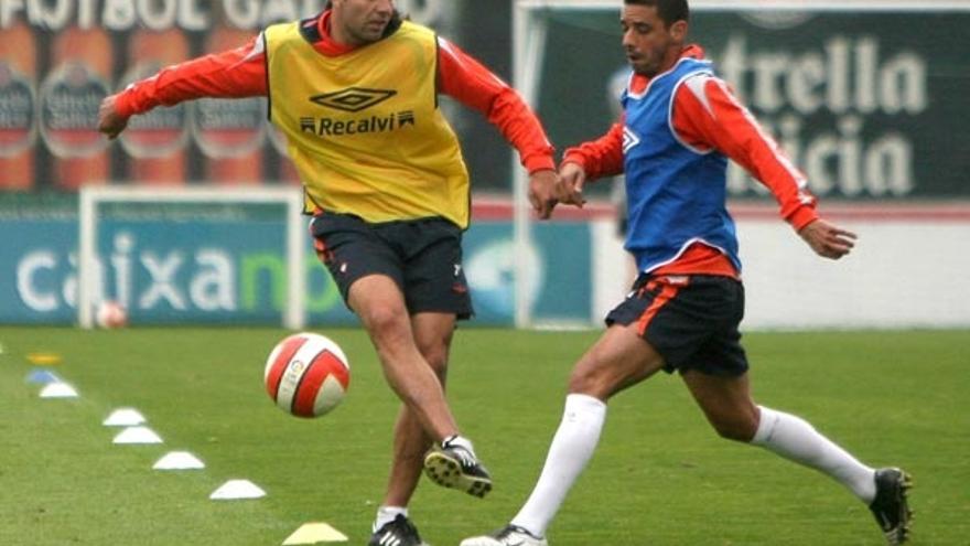 Guayre intercepta un pase de Rosada durante el entrenamiento de ayer.