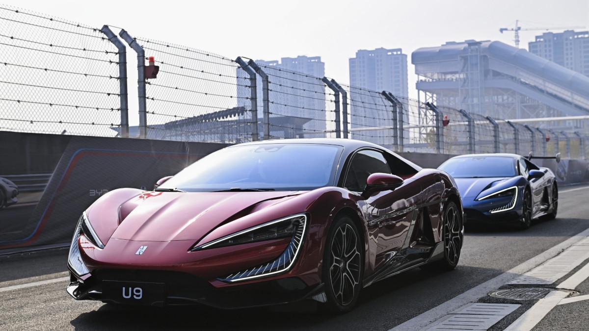 Los Yangwang U9 en el circuito y al fondo las instlaciones de la duna artificial.