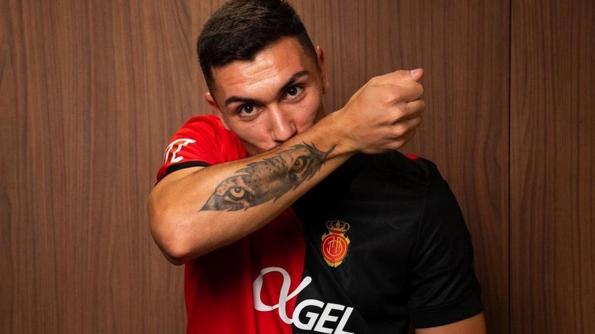 Neuzugang Adrián Fuentes mit dem neuen Trikot.