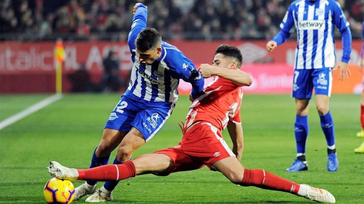 Juanpe trata de arrebatar el balón a Calleri.