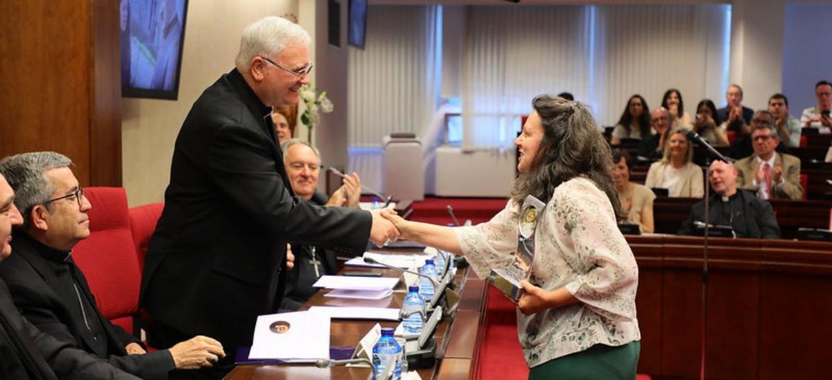 Monseñor José Manuel Lorca felicita a la periodista sanabresa Araceli Saavedra  | CEE