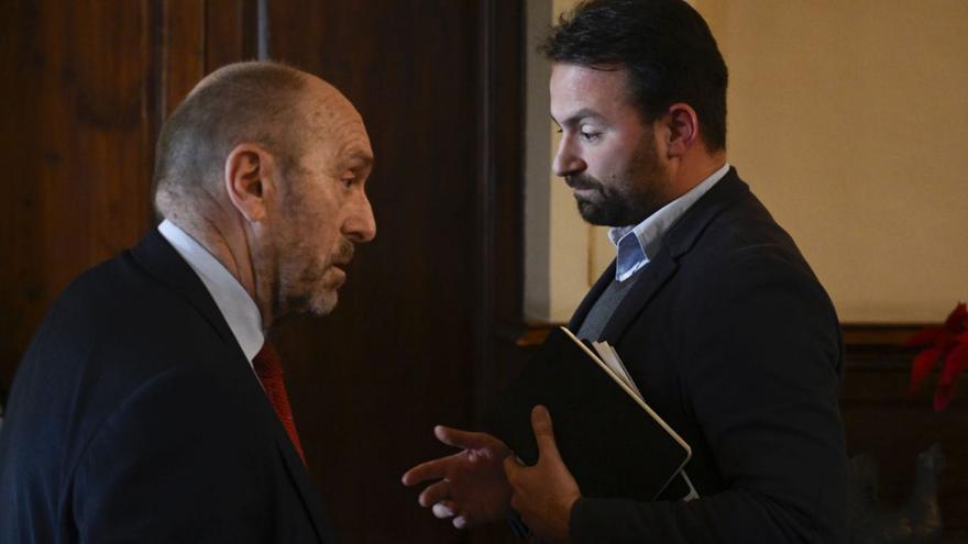 Juan Cofiño, presidente de la Junta, y Álvaro Queipo, el viernes en el Parlamento asturiano. | ELOY ALONSO