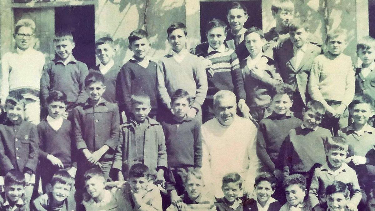 Escuela masculina de Meaño, en una imagen     tomada entre los años 40 y 50. |   // FDV