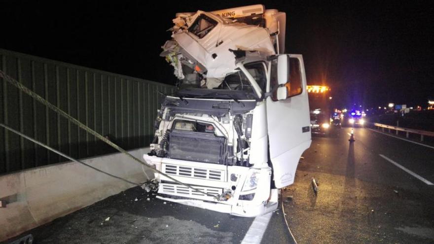 Una mujer muerta y 10 heridos al colisionar un camión y un autobús en Murcia