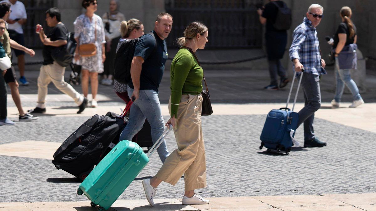 Turistas pasan con maletas por la plaza Sant Jaume de Barcelona, en mayo pasado.