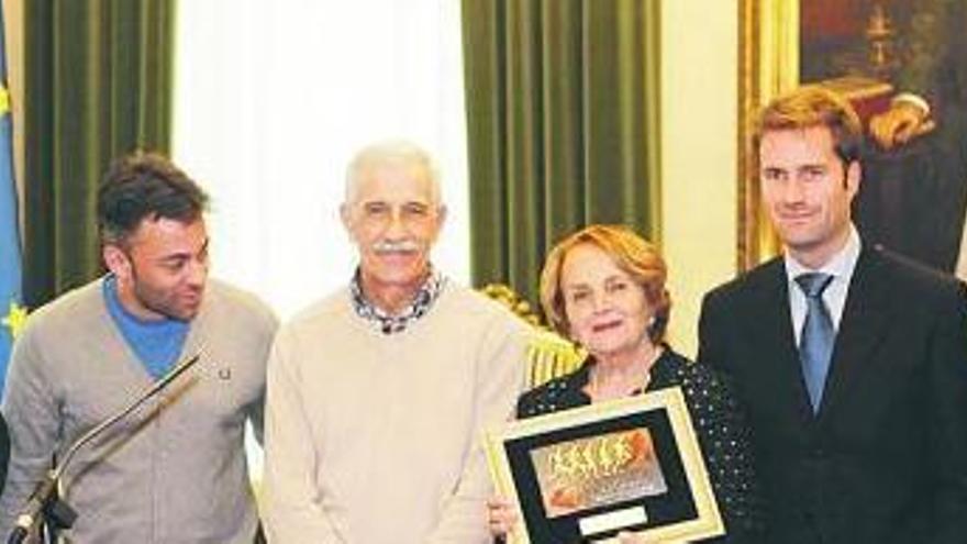 La Alcaldesa, junto a los responsables de la organización de la carrera y el concejal de Deportes.