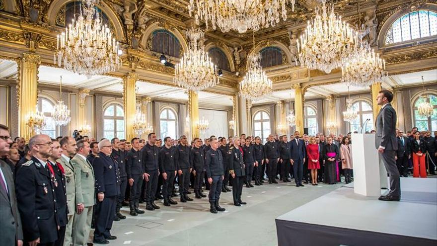 La conmoción por Notre Dame deja paso al homenaje a los bomberos